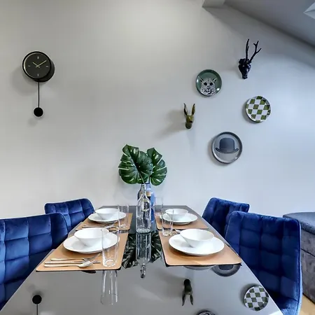 Spacious Old Town Loft For 6 Μπρατισλάβα